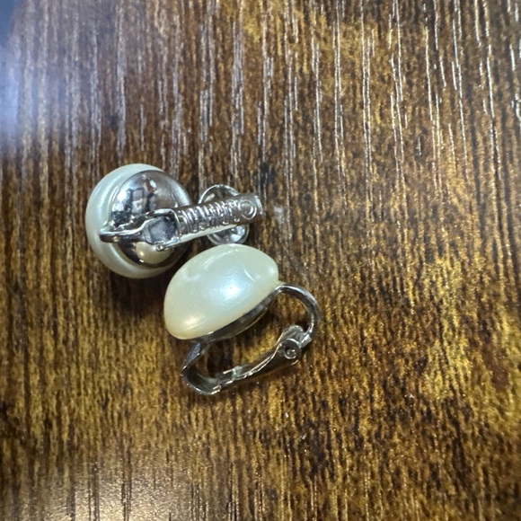 Vintage SARAH COVENTRY Silver Tone Faux Pearl Button Clip on Earrings Stamped - Picture 3 of 3